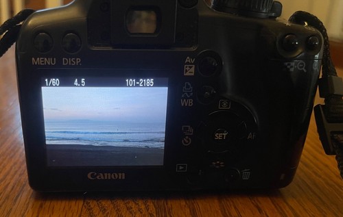 Canon EOS Rebel XS 10,1 megapixel fotocamera reflex digitale con obiettivo EF-S 18-55 mm, caricatore, borsa - Foto 2 di 10