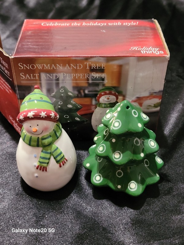 Super Cute Salt and Pepper Shaker Set~Snowman and Tree~Christmas~Holiday Things