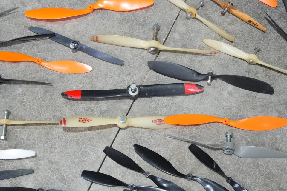 Vintage RC Airplane Propellers Top Flite tornado etc Model plane Parts lot - Image 4 of 4