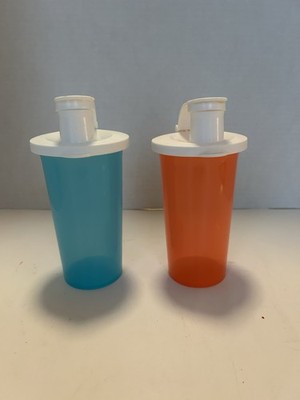Tupperware Tumblers Set Of 2 10.5 Oz Blue And Salmon With White Spout Lid.