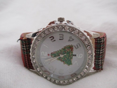 Christmas Tree Holiday Wristwatch Red Plaid Buckle Band Round Face Silver Toned - 第 11/12 張圖片