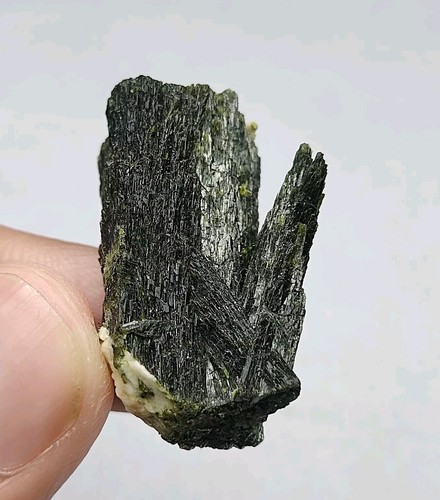 600gms Of Aesthetic Epidote Crystals Lot From Skardu, GB, Pakistan. - Picture 21 of 24
