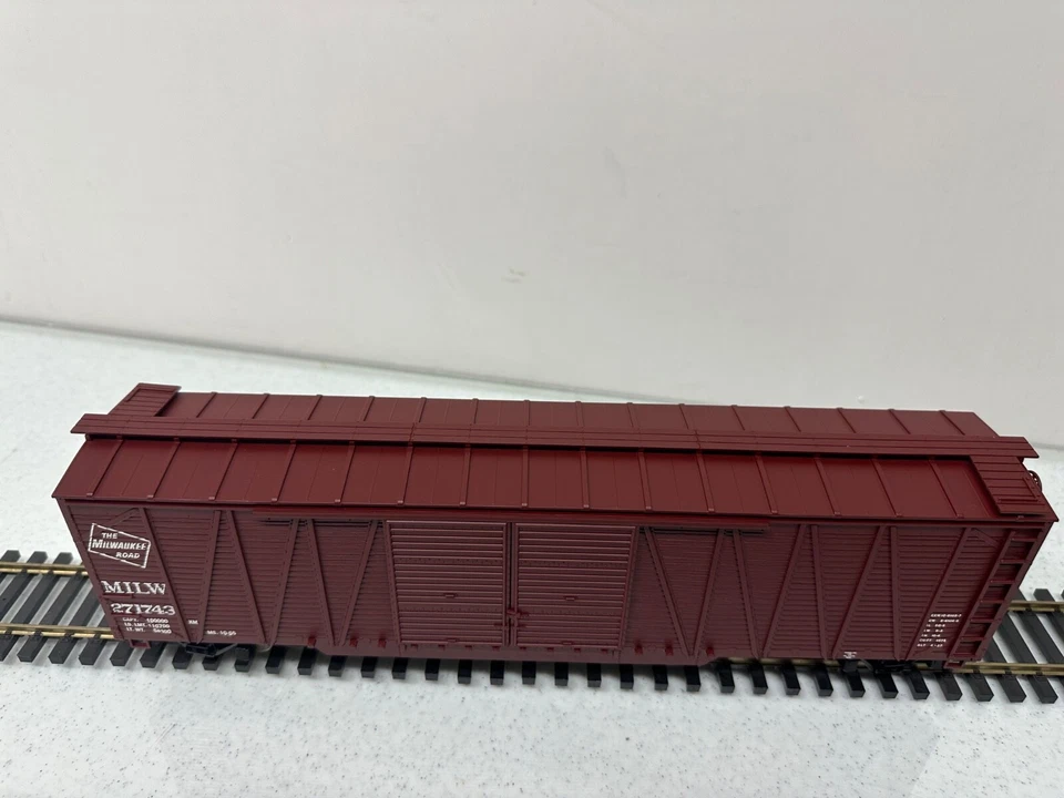 Atlas #2001562 Milwaukee 50'  Single Sheathed Box Car 2 Rail O Scale NEW - Image 3 of 4