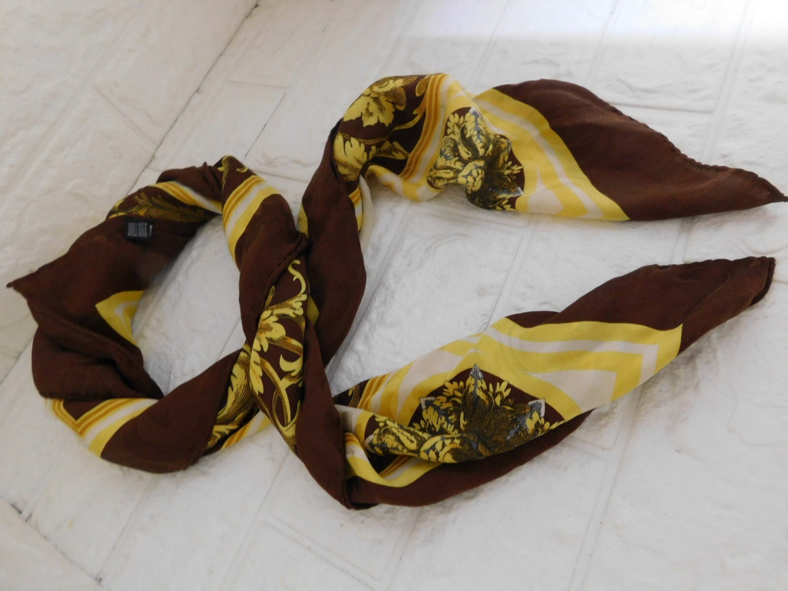 Foulard Vintage En Soie Pure 100% - Dimensions 86cm X 88cm - Multicolore Années 80 - Occasion Très Bon état