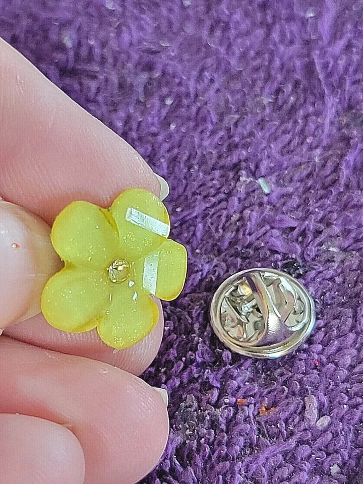 ^Pin de solapa de flor de plumeria hawiiana - ¡Isla arena surf viento y único! Foto 3 de 4