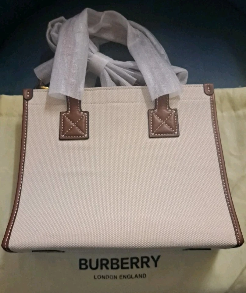 👜 BURBERRY®️ Mini bolso Freya de lona y cuero natural/bronceado para mujer 👜 Foto 2 de 4
