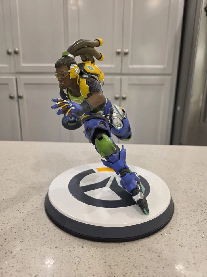 暴雪娱乐守望先锋卢西奥雕像 — 第 2/4 张图片