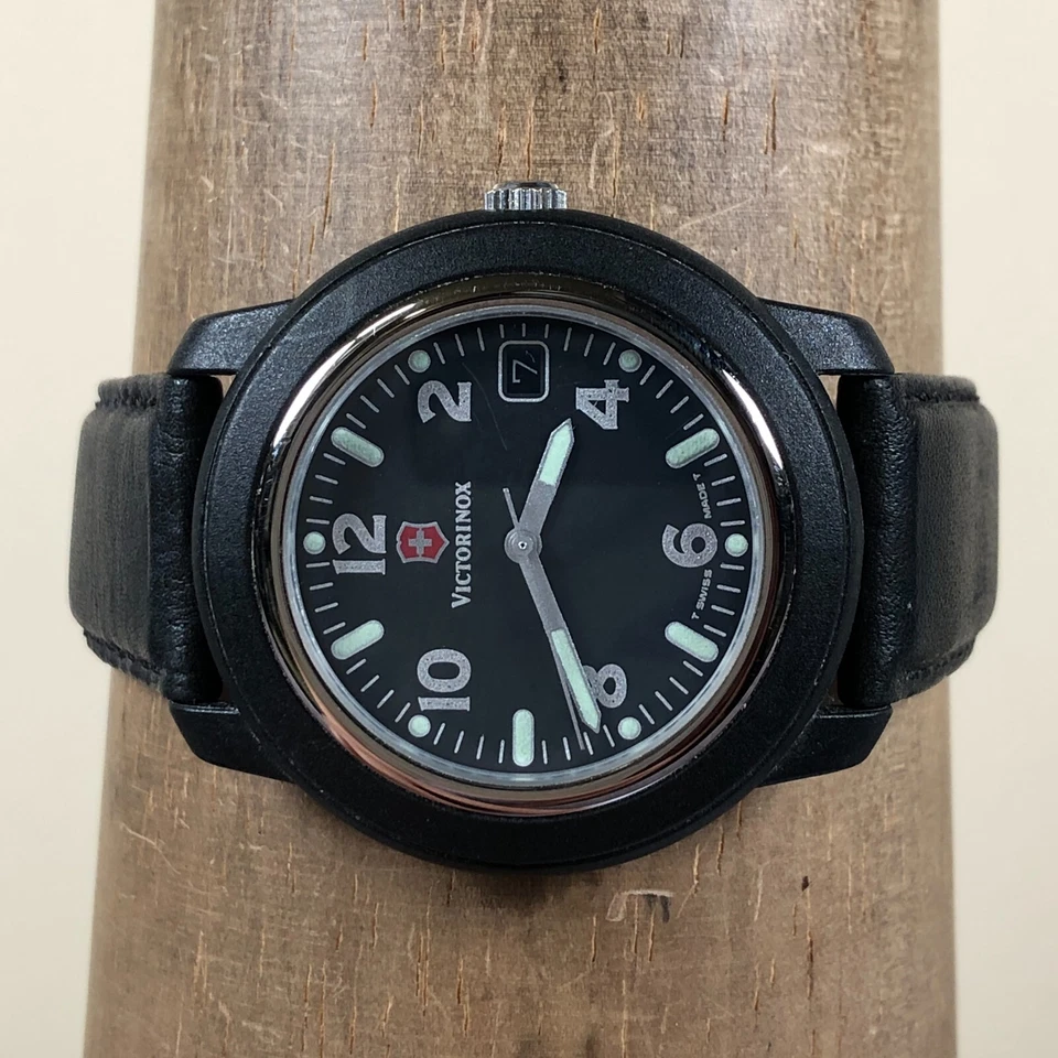 Reloj de cuarzo vintage Victorinox Swiss Army para hombre de cuero 7 3/4" Foto 2 de 4