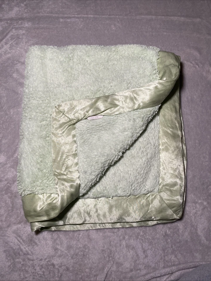 Cobertor de bebê Little Giraffe verde claro acabamento acetinado reversível Sherpa Lovey 28x33 - Imagem 2 de 4