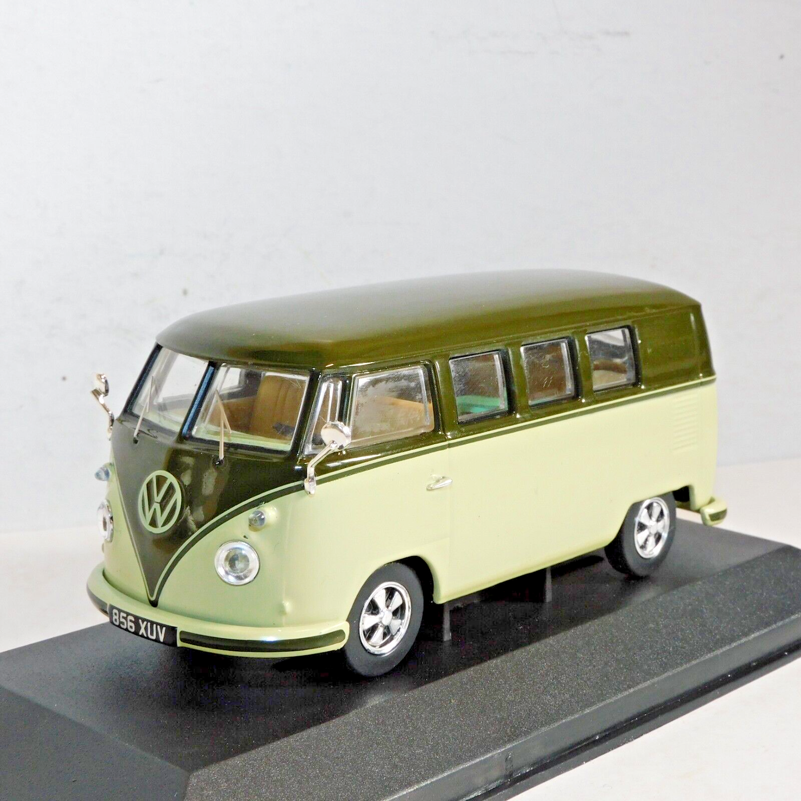 VANGUARDS VOLKSWAGEN CAMPER VAN TYPE 2 (T1)  GREEN/GREEN 1/43 VA14502