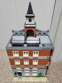 Lego Town Hall (10224) *100% Complete w/ Minifigures & Manuals*
