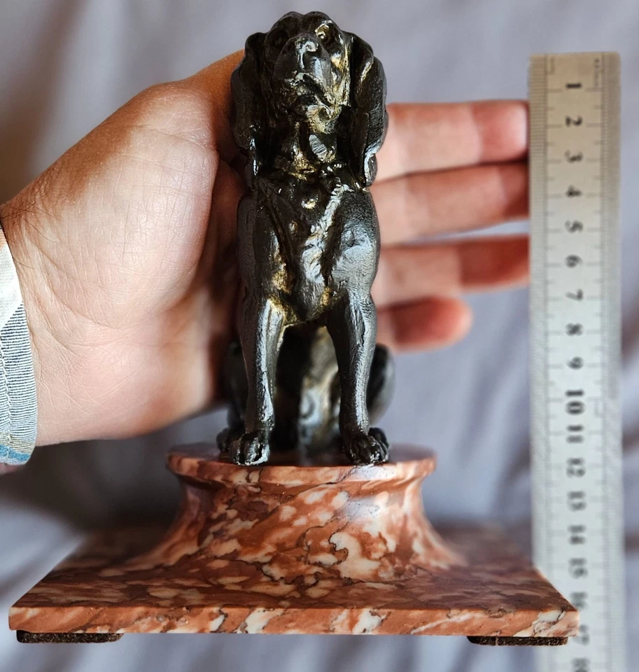 Chien de chasse en régule sur socle marbre rouge incarnat - Photo 2/4