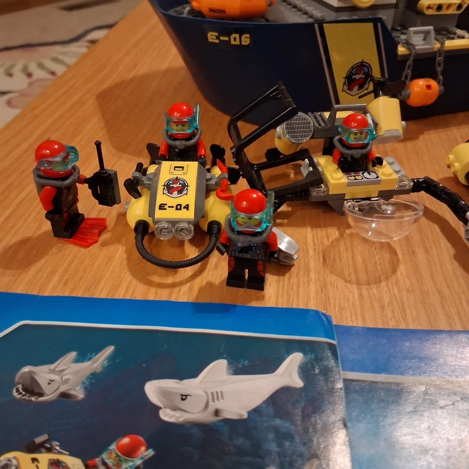 LEGO City: Deep Sea Exploration Vehicle 60095 (2015) Retired 99% complete - Image 2 of 4