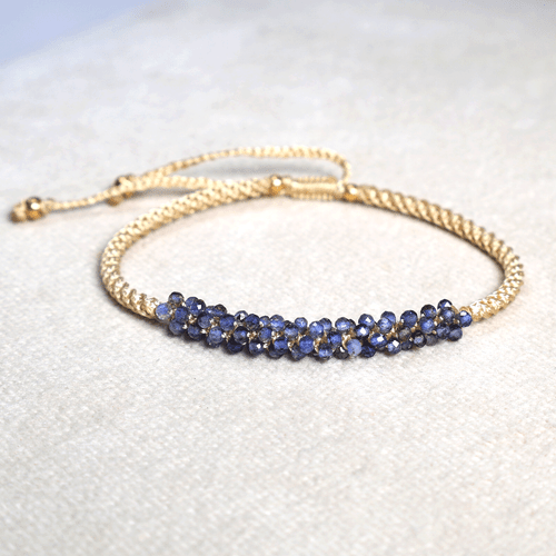 Bacche del Crepuscolo ~ Bracciale Cristallo Macramè Naturale Iolite Artigianale Perline - Foto 3 di 9