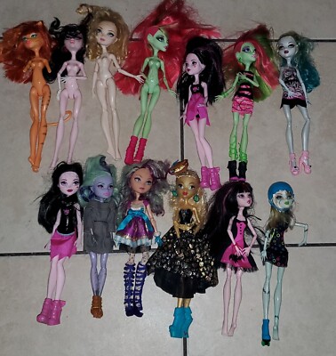 Lot of 14 Monster High Dolls with Draculaura diner ~few ever