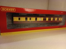 Hornby R4449 BR (ex LMS) Corridor Brake 3rd Class Coach - blood custard