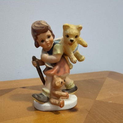 Entzückende Friedel Bavaria Figur junges Mädchen mit Teddys Wandern. 5,5''/14cm.
