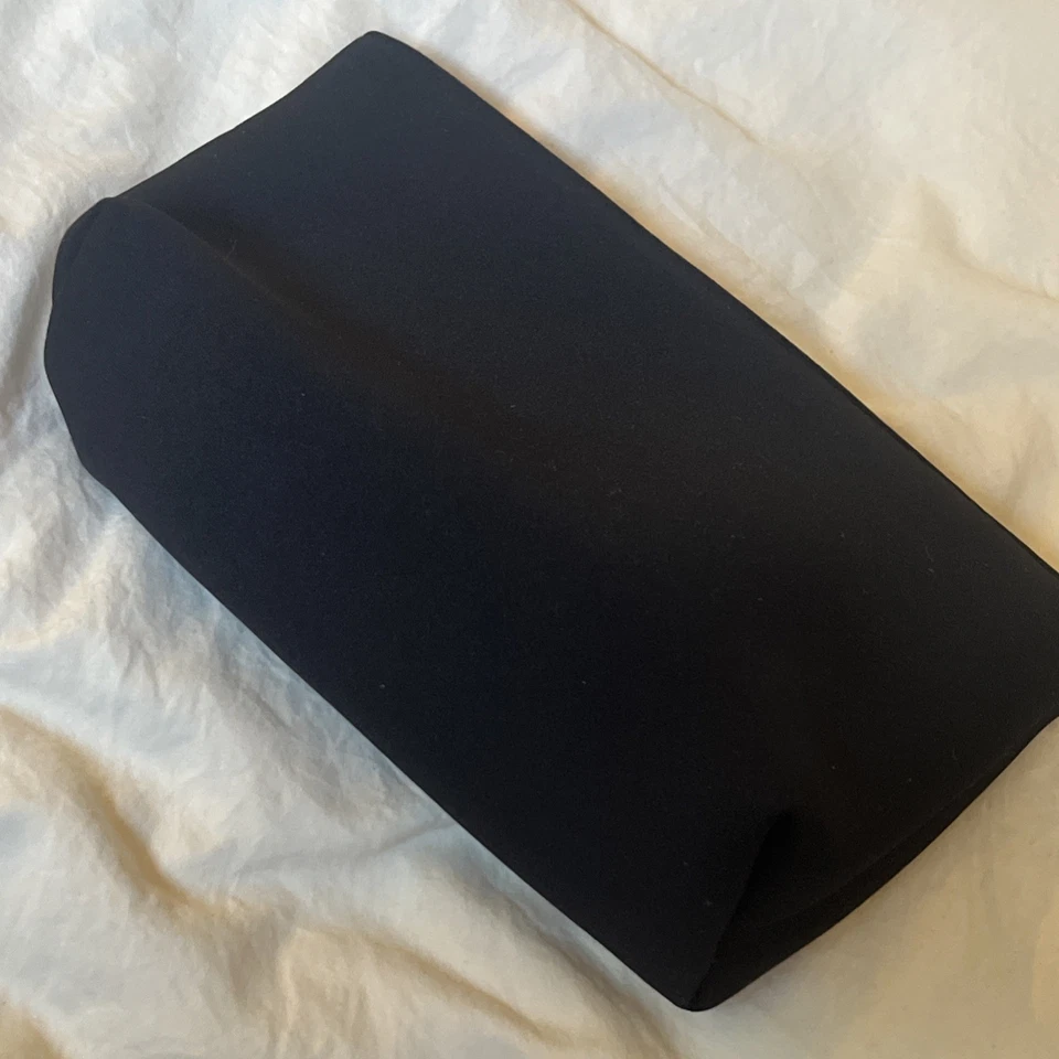 Bolsa de maquillaje cosmético de neopreno negra MAC con cremallera roja tamaño mediano Foto 2 de 4