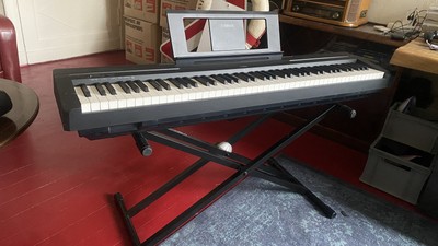 Yamaha P-45B Digital Piano + Ständer + Fußpedal