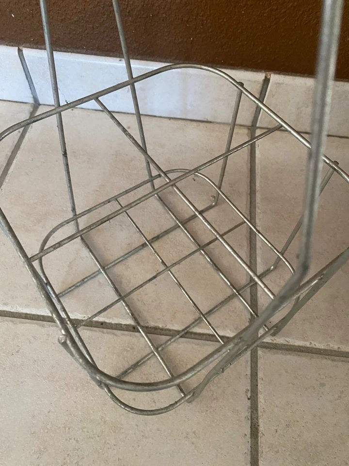 ANCIEN PORTE BOUTEILLE CASIER EN METAL 4 BOUTEILLES - Photo 3/3