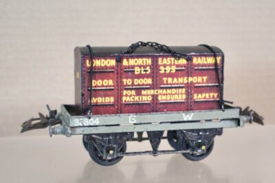 HORNBY O GAUGE GWR FLAT WAGON 32804 & LONDON NORTH EASTERN CONTAINER LOAD oi