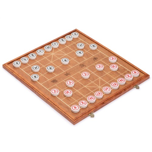 Scacchi, Dama O Xiangqi, I Ragazzi Riscoprono I Giochi Da Tavolo A Scuola 12717378 Scacchi, Dama O Xiangqi, I Ragazzi Riscoprono I Giochi Da Tavolo A Scuola 12717378