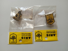 SET MIT 2 PINS GRIECHISCHER FUSSBALL ARIS THESSALONIKI FC ~ GREEK TEAM ARIS FC