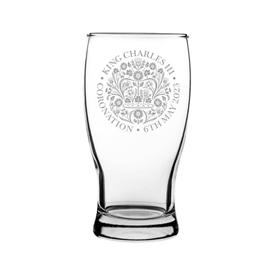 King Charles III Krönung Pint Glas graviert trinkender Bär Apfelwein Straßenfest