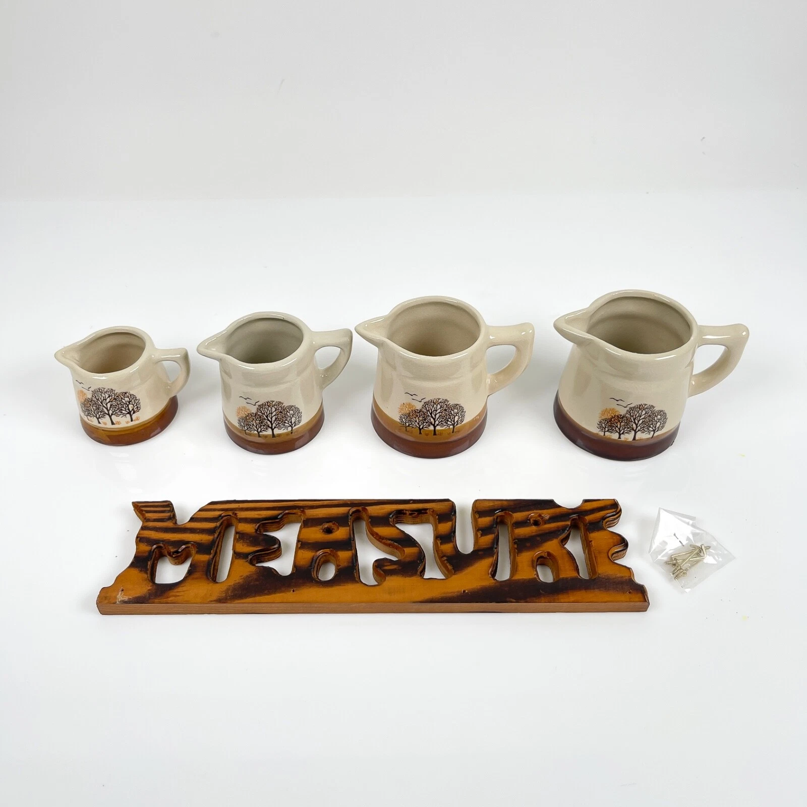 Vintage 4pc Ceramic Measuring Cups with Hanging Wood Wall Rack New in Box Trees
Opens in a new windo