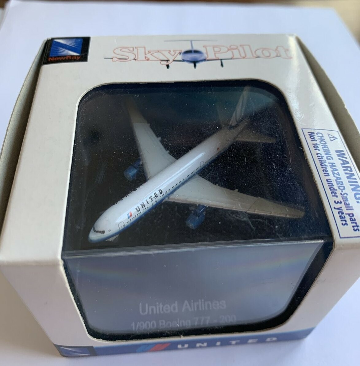 New Ray Sky Pilot United Airlines 1/900 Boeing 777-200