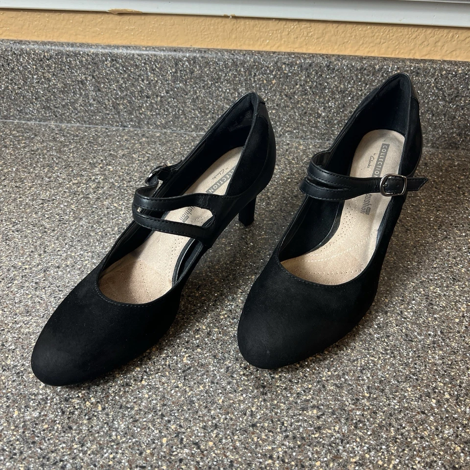 Sapato Clarks Collection Mary Jane Salto Conforto Feminino 9M Preto Camurça Clássico Bomba - Imagem 2 de 4