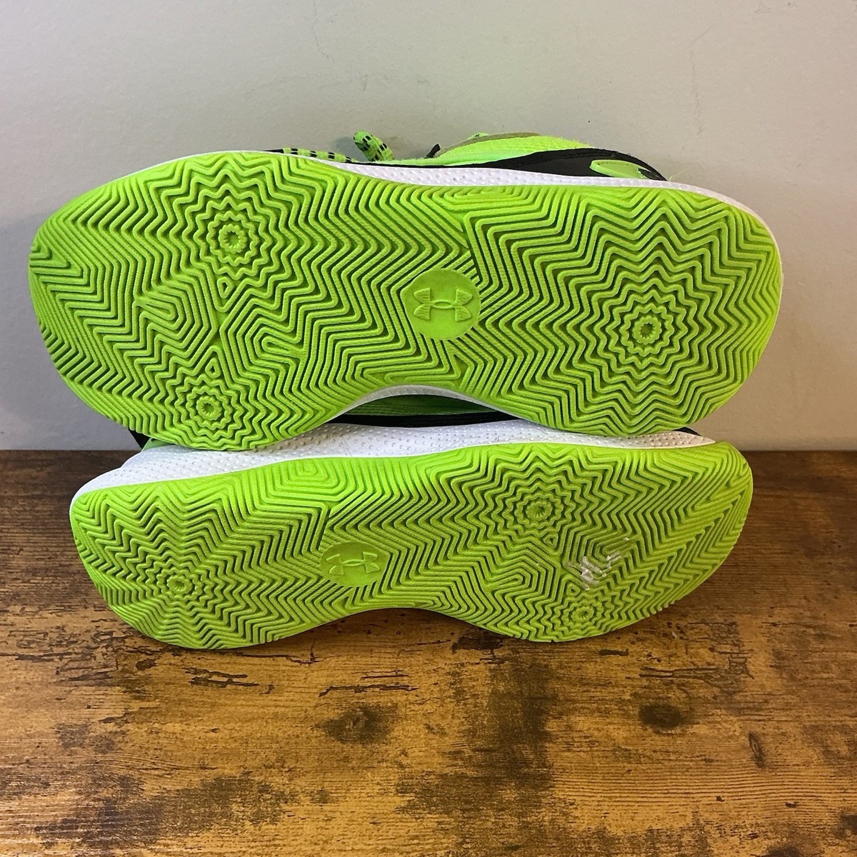Under Armour Steph Curry Youth Size 6.5Y Neon Green Basketball