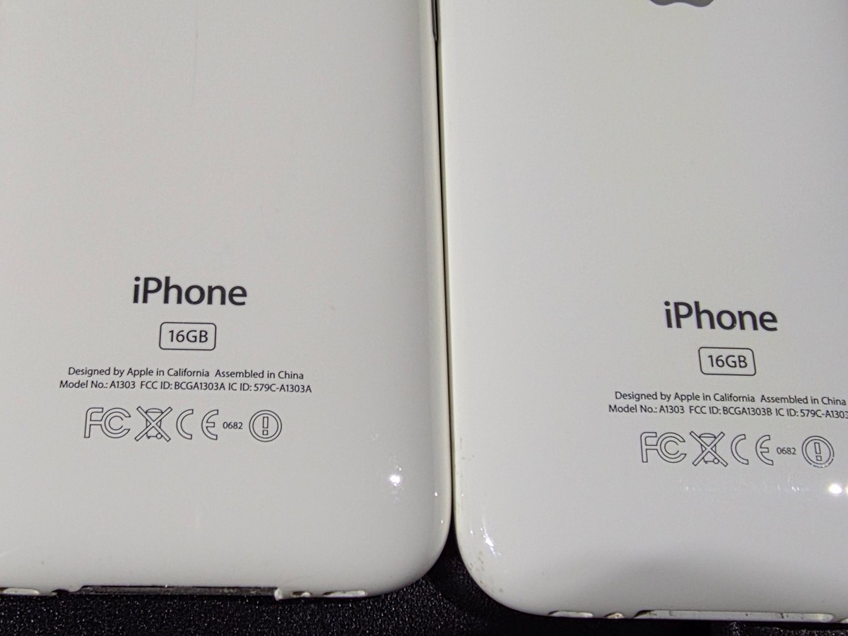 Lot of 2 Vintage Apple iPhone 3GS - 16GB - White (GSM) - Great
