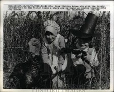 1970 Press Photo Little Mark Linkins and Anne Miller aiming for the turkey