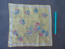 Kleines Vintage Taschentuch gelb Blumenkorb und Str&auml;u&szlig;e 24,4 x 25,4 cm