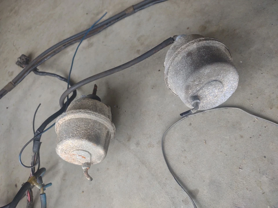 1969 DODGE CHARGER PAIR HEADLIGHT DOOR VACUUM POD ACTUATORS @ HEADLIGHT HARNESS Foto 4 de 4