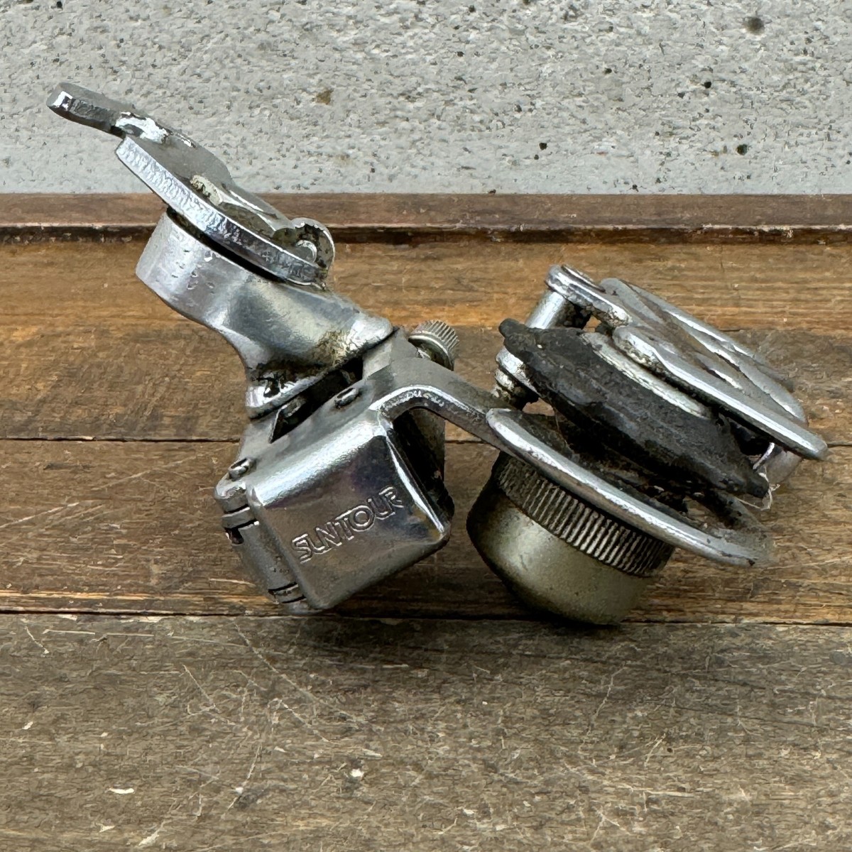Dérailleur Arrière Suntour AR Vintage - Cage Courte, 6 Vitesses, Montage Boulon - Neuf Ancien Stock (NOS)