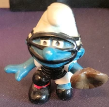 Vintage 1981 Smurfs Baseball Catcher PVC Figurine - Sport Smurf Collectible Toy