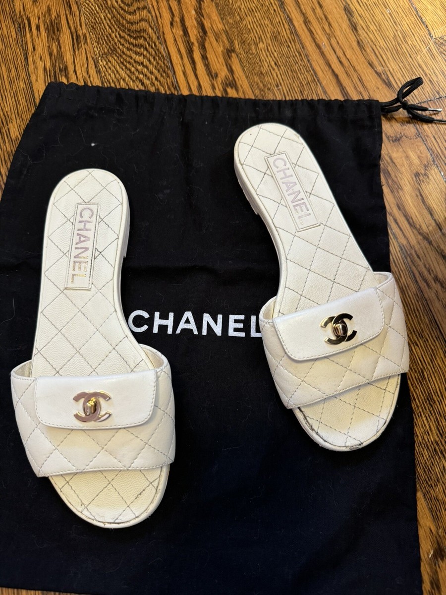 CHANEL ミュール 36 ホワイト CHANEL Lambskin Quilted Turnlock Flat Mules 36 White 1641675