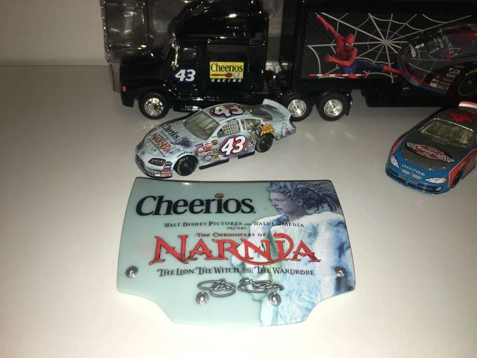 Richard Petty Winner's Circle NASCAR Cars Narnia & Spiderman 3 Semi Trailer Rig - Imagem 2 de 4