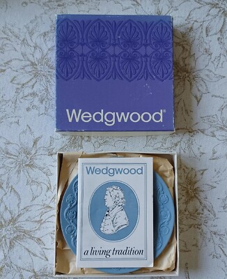 Wedgwood Jasperware Arabesque + Amor als Orakel Weinrebe rundes Tablett