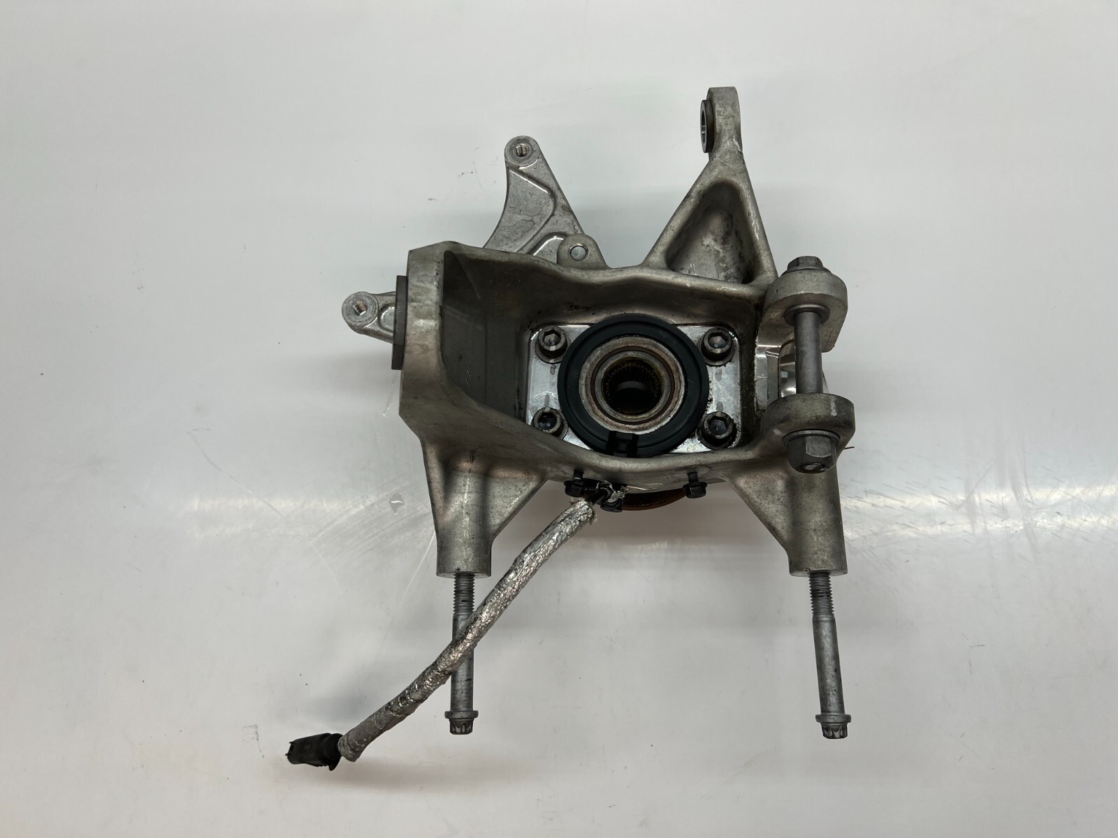 MCLAREN 650S REAR RIGHT PASSENGER RH WHEEL HUB SPINDLE OEM 11B0094CP 11B0624CP