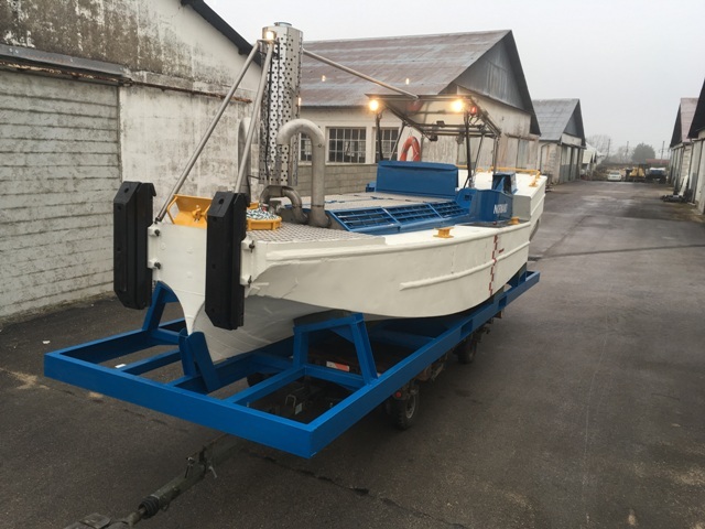 Pousseur fluvial, état neuf, 238 heures de