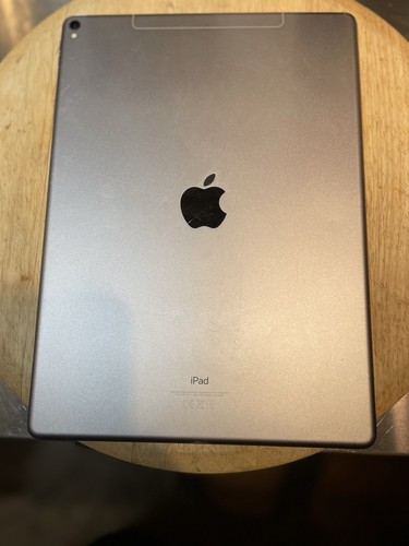 Apple iPad Pro 12.9in (2nd Gen) - 256 GB - Space Gray LOCKED - Afbeelding 4 van 5