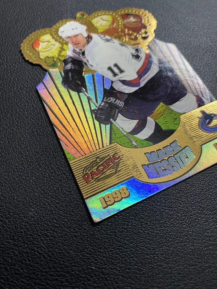 1998-99 Pacific Gold Crown Die-Cuts MARK MESSIER #34 Vancouver Canucks - Image 3 of 4