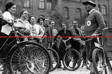 F016879 Otto Luders Kursleiter KDF Radkurs beim Kraftverkehrsamt