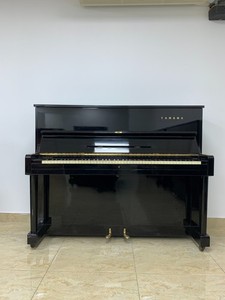 Yamaha U1 Upright Piano – 48" Polished Ebony | Houston