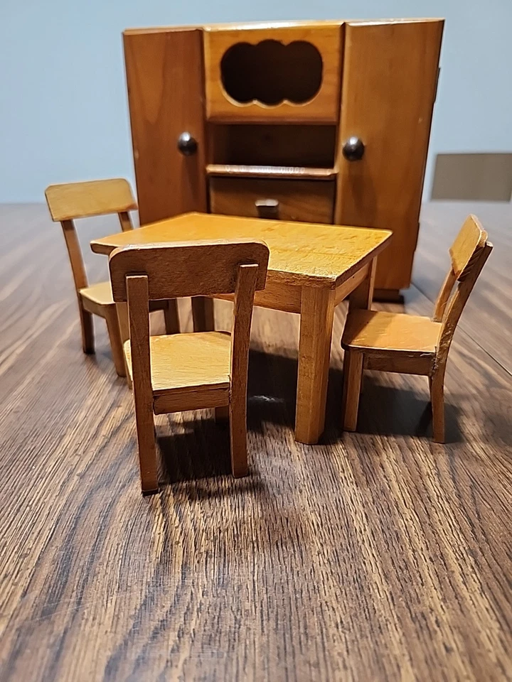 Armario de madera miniatura para casa de muñecas mesa buffet, 3 sillas vintage Hutch 7" X 8"  Foto 2 de 4