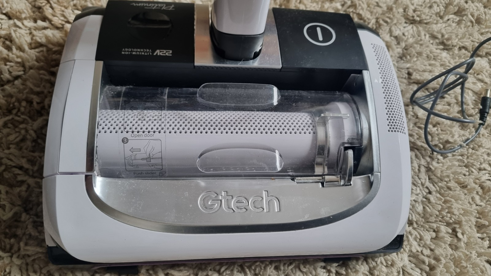 Gtech AirRAM white Platinum AR46 Cordless Vacuum + charger, hardly used ref12326