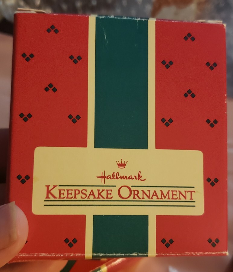 1985 Hallmark Keepsake Ornament Kitty Mischief QX4745 Red Yarn NIB